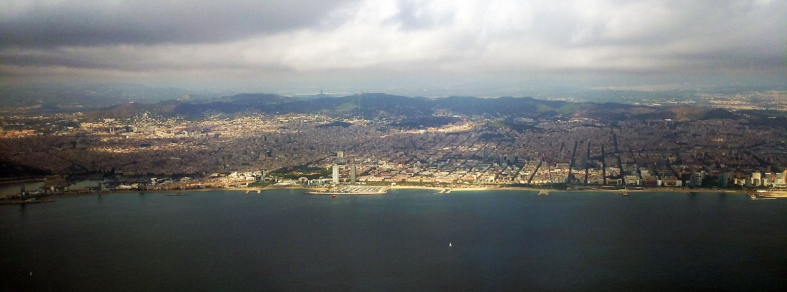 V Braceloně už jsem <a href="/reportaz/2008SPA">před 16 roky byl</a>, ale šlo jen o chjvilkovou návštěvu. Město tehdy ve mnně zanechalo jen útržkovité a nepříliš pozitivní dojmy. Teď jej vidím podruhé v životě ze vzduchu. Za chvíli přistáváme.