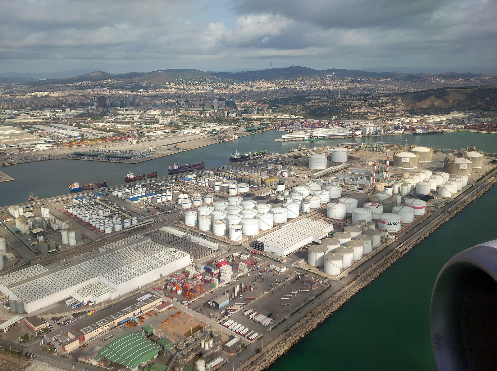 Nákladní přístav ve městě je impozantní a jak jsem později zjistil, též protkaný železničními vlečkami tří různých rozchodů! Před přistáním mě zdraví logo Lukoilu, kterému tehdy do sankcí, znemožňujících dovoz ropy do Španělska zbývalo jen pátr měsíců.