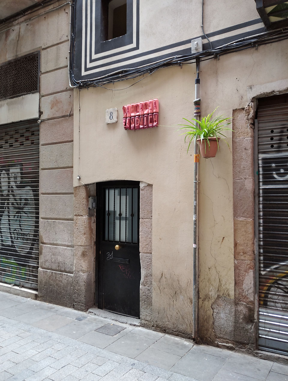 Na adrese, kde jsem měl bydlet, ovšem nejen, že můj byt nebyl, ale ani se nikdo neozýval. Začínál jsem podezřívat pronajímatele, že jde o nějaký pdovod. Přes hodinu jsem čekal, než se někdo ozve a musel jsem kontaktovat i Booking, než se konečně kdosi objevil a neochotně mě zavedl do bytu.