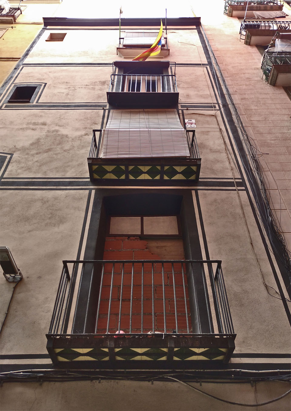 Na původní adrese měly byty zazděná okna i dveře. Raději jsem si ani nechtěl domýšlet, jak to musí vypadat vevnitř. Můj byt byl nakonec o dvě ulice dál, než udávala adresa v Bookingu. Pod převisem, stinný a smradlavý. Navíc celou noc jezdili po ulici rozvážeči pizzy na skatu, což na dlažbě vytvářelo rachot nesoucí se uličkami do všech pokojů.