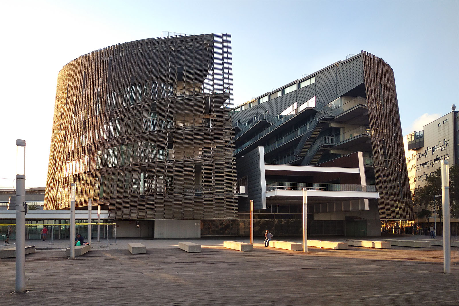 Druhý den jsem konečně zamířil do práce. Pobočka IS Global, kde jsem měl strávit následujícíc dva měsíce, se nachází v budově Parc de Recerca Biomèdica de Barcelona na náměstí Charlese Darwina. Budova je to příjemná s terasou pro obědy na čerstvém vzduchu a výhledem přímo na pláže a moře.