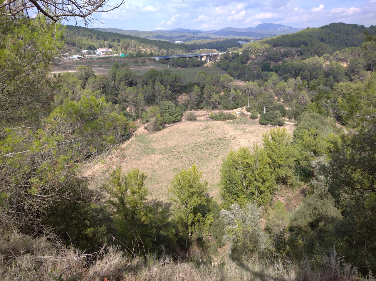 Sverně od mojí trasy se k otevření hotovila nová dálnice. Auta po ní ještě nejezdila, takže tu aspoň nebyl hluk. Hustota zástavby i v širším okolí Bracelony ale utlačuje přírodu víc a víc.
