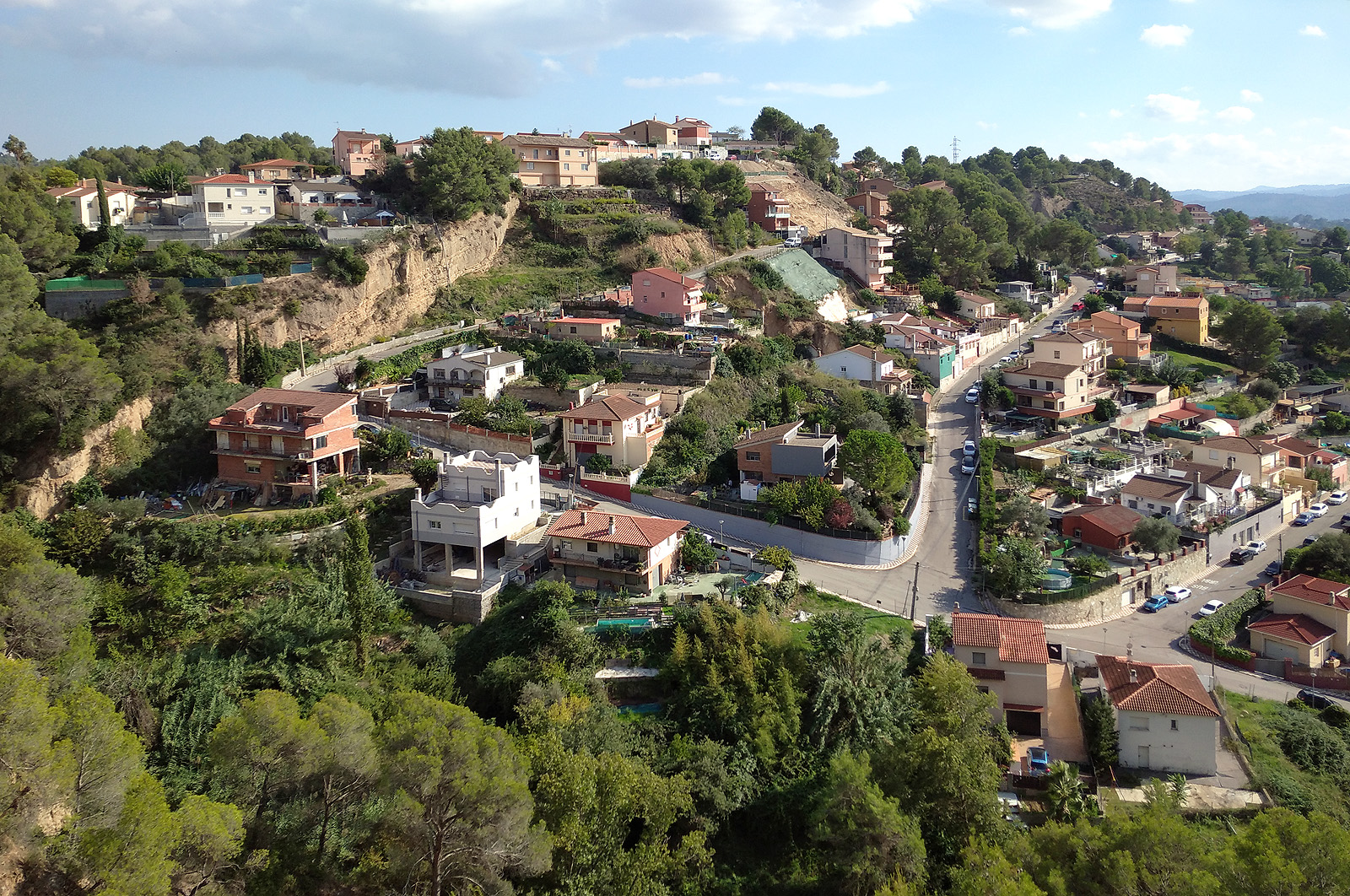 Sídliště Can Vilalba je typickou předměstsky nepřátelskou periferií. Na první pohled hezké a honosné vilky jsou propojeny pouze silnicí - pěšky se tu nechodí a všichni jezdí jen do města svými auty. Nejsou tu chodníky, obchod ani hospůdka, takže moje žízeň roste dál. Je to neživotné ghetto.
