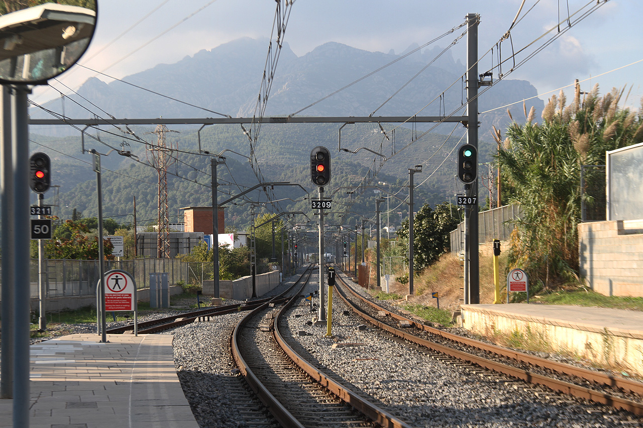 Konkurovat mu mohla snad jedině unikátní dvojkolejná úzkokolejka z Barcelony na sever do nádherného pohoří Montserrat. Na skalnatý hřeben v dálce se musíme společně podívat, až přijede Doubravka!