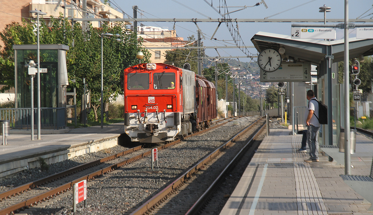 Poslední fotku jsem zachytil při čekání na vlak. 100 mm lokomotiva 254.02 s nákladním vlakem uhání z Barcelony pod štíty Montserratu do Súrie.