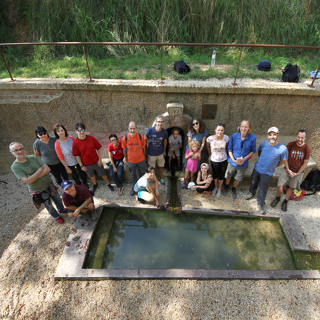 Společná fotka. Já se nacházím zcela vpravo v tričku s Rychlými šipkami, profesor Nieuwenhuijsen, který výpravu pořádal v modré košili třetí zprava.