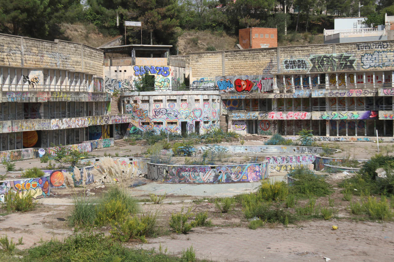 Nečekaným a působivým objevem pro mě bylo <a href="/Tema/Opuštěné koupaliště v Rubí">opuštěné koupaliště nad Rubí</a>. Narozdíl od pramene, tady už voda dokonale vyschla.