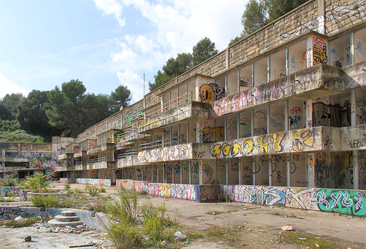 Monstrózní betonová stavba prý zkrachovala po dvou tagických utonutích místních chlapců v bazénech, která zapříčinila úpadek zájmu o koupání. Spíš jde ale o typickou urban legend.