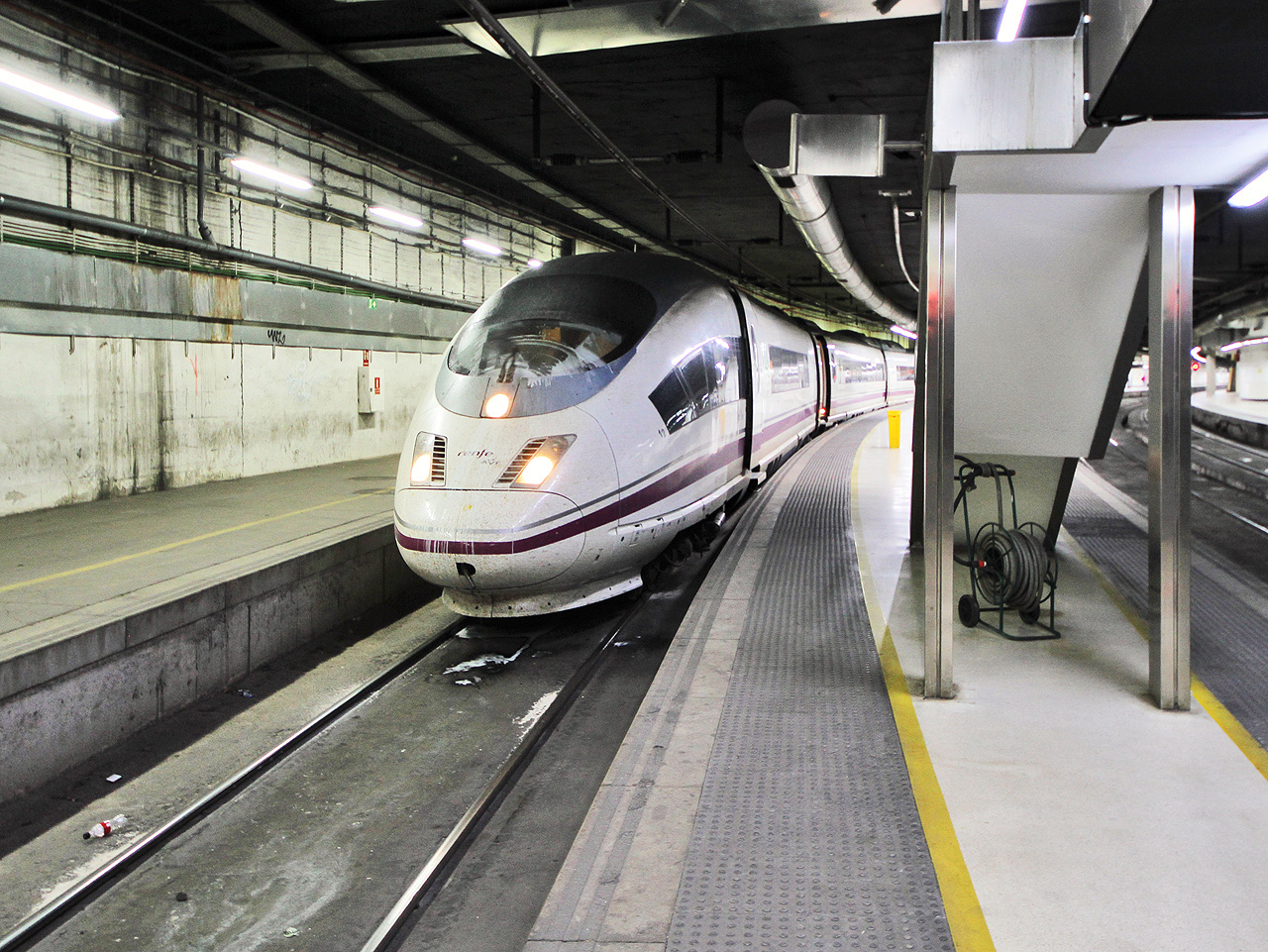 Z Barcelony jsem vyrazil v sobotu velmi brzo ráno. Na vlak o půl šesté jsem se metrem málem nedostal. Z podzemí hlavního nádraží Barcelona-Sants jsem vyjel rychlovlakem AVE (Alta Velocidad Española, ale také „pták“) vedeným jednotkou řady 103, která poněkud připomíná německé ICE 3. Není to náhoda, protože jde o jednotku Siemens Velaro, která se řítí rychlostí až 300 km/h.