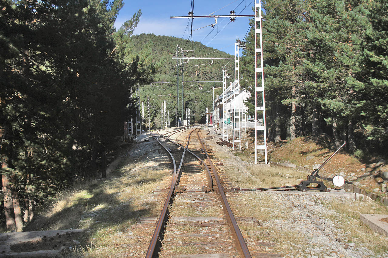 Loučím se se ztichlou stanicí Cotos a nastupuji svoji dramatickou a dlouhou cestu po úbočí pohoří Navacerrada do nížiny.