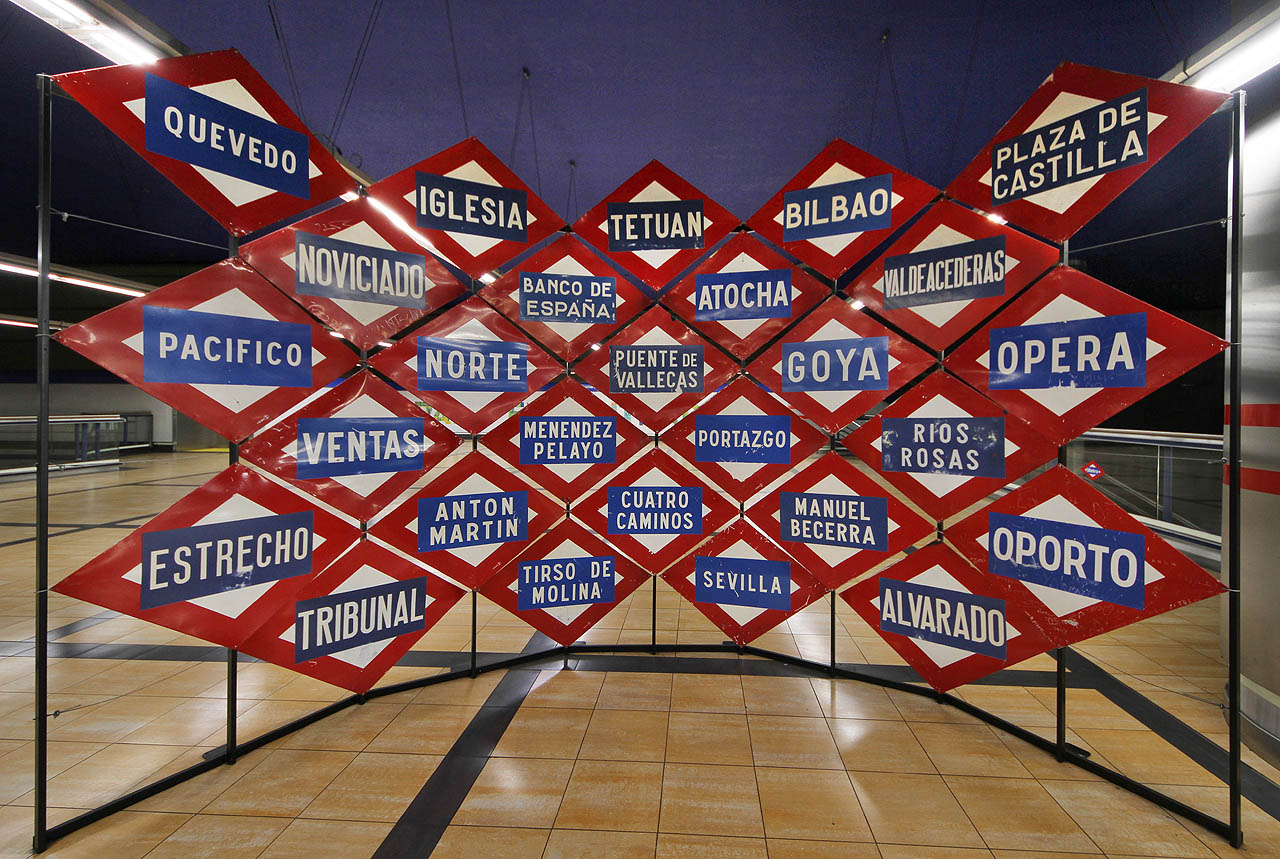 V Madridu jsem hned z nádraží Atocha zamířil do čtvrti Chamartín, kde se nachází česká ambasáda. Vzal jsem to světle modrou linkou metra (celkem je jich v Madridu už 16 opravdu nezvyklého rozchodu 1445 mm) a jako milou pozornost na uvítání jsem našel tuhle výstavu smaltovaných cedulí z různých stanic metra.