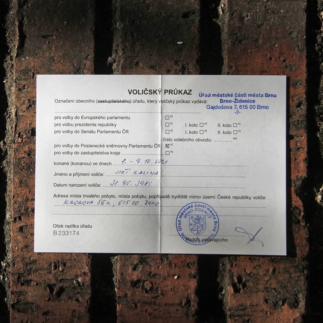 Protože mně bylo už předem jasné, že volit budu ve Španělsku, vyřídil jsem si doma v Židenicích tenhle voličský průkaz. Naneštěstí se musí před volbou odevzdat, pročež jsem si ho aspoň vyfotil na památku.