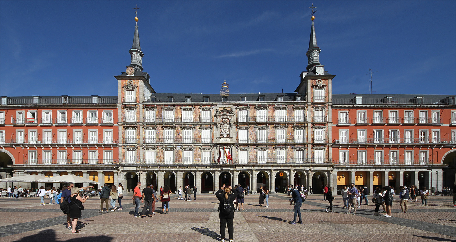 Po úpsěšné volbě mně zbylo pár hodin k návštěvě Plaza Mayor a dalších zákoutí v centru. Vlak do hor mně jel až po poledni.
