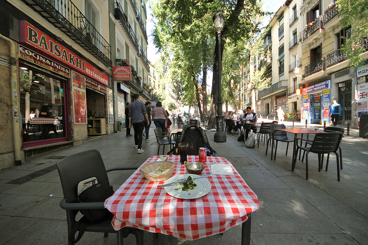 Na oběd jsem nakonec zašel do indické restaurace. K mému překvapení jsou indické restaurace ve Španělsku úplně stejné jako v Česku ale docela jiné než v Indii.