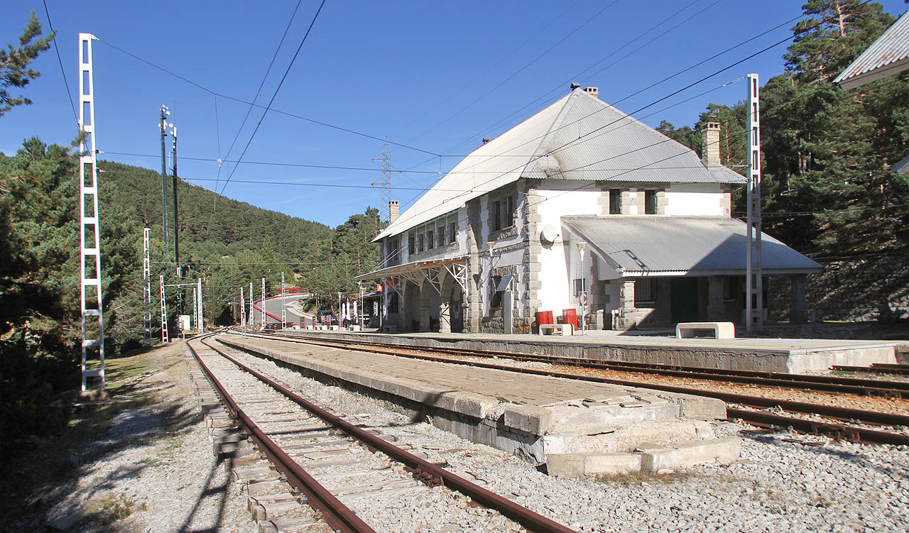 Stanice Cotos je už několik let bez provozu. Úzkokolejka je bohužel v dezolátním stavu a tak se budu muset projít 20 km zpátky do Cercedilly pěšky. Mám na to den a půl. Aspoň místní restaurace je otevřená a tak jsem si dal na příštích 24 h poslední chlazený drink.