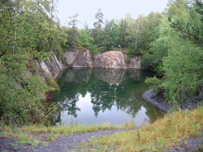 Jakartovické lomy na břidlici jsou porůznu ukryté v lesích.