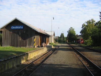 V Osoblaze jsme přespali na rampě úzkokolejného nádražíčka.