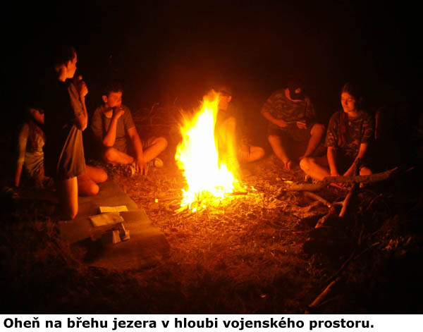 Oheň na břehu jezera.