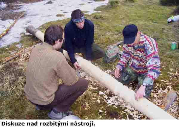 Diskuze nad rozbitými nástroji.