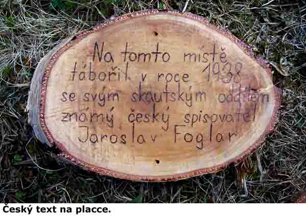 Český text na placce.
