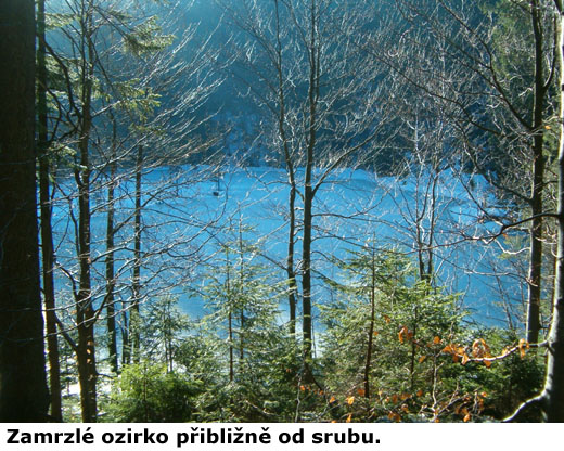 Zamrzlé ozirko přibližně od srubu.