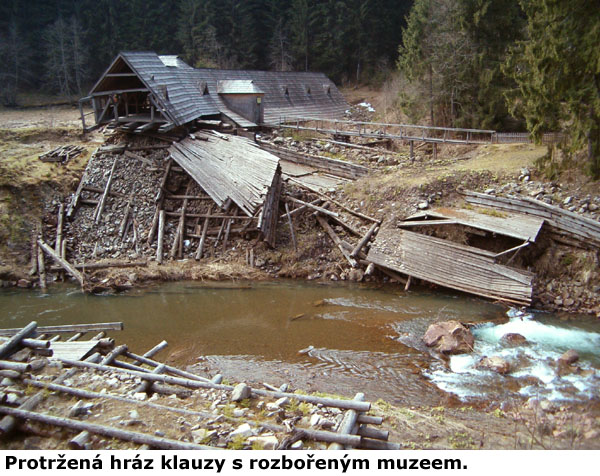 Protržená hráz klauzy s rozbořeným muzeem.