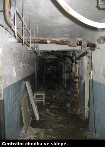 Centrální chodba ve sklepě.