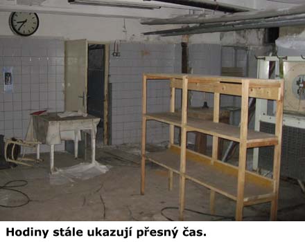 Hodiny stále odtikávají poslední chvíle ponurého domu.