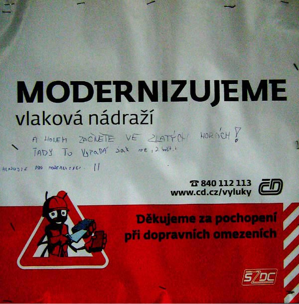 Těžko říct, kdo měl tu drzost, vylepit na rozpadlé nádraží ve Zlatých Horách tento plakát. Místní zareagovali ihned.