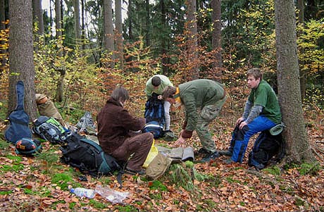 Ráno na našem prvním tábořišti hýřilo barvami.