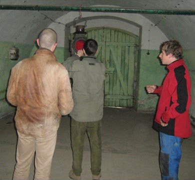 Bachaři instalují červenou lucernu.