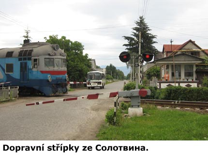 Všimněte si paní se žlutým praporkem.