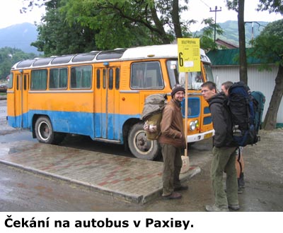 Autobus je opět modrožlutý.