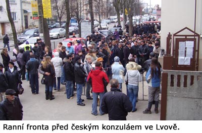 Fronta před českým konzulátem ve Lvově.