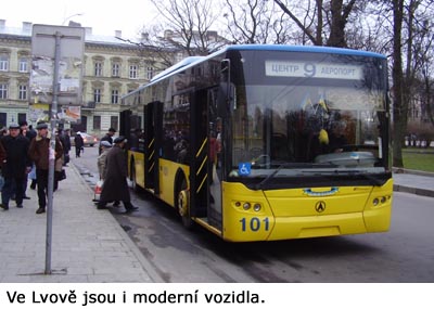 Moderní autobus ve Lvově.