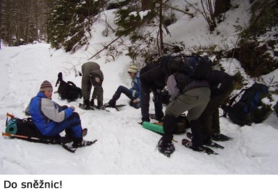 Obouvání sněžnic.