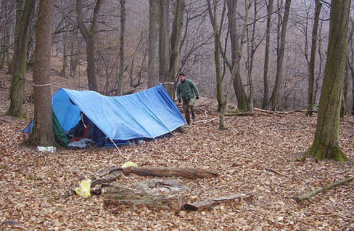 Tábořiště na plošině ve svahu pod Inovcem.