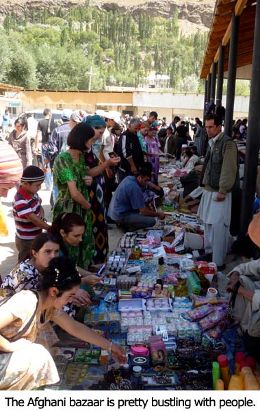 Na afghánském bazaru je pořádně rušno.