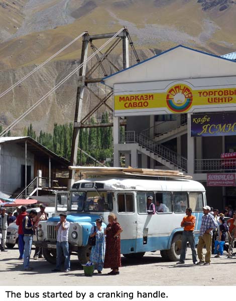 Autobus se rozjížděl na kliku.