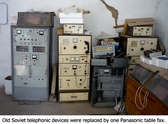 Staré sovětské telefonní přístroje nahradil stolní fax Panasonic.