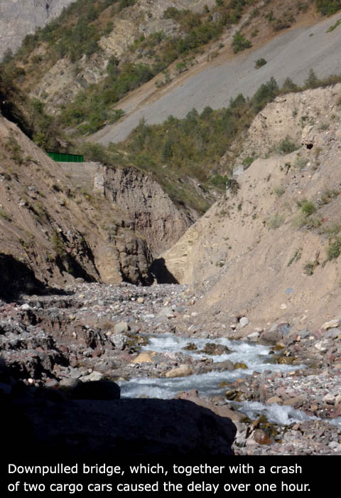 Stržený most, který společně se srážkou Kamazů zavinil zdržení přes jednu hodinu.
