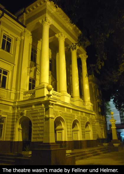 Divadlo tentokrát nebylo od firmy Fellner und Helmer.