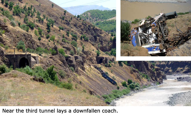 U třetího tunelu visí zřícený osobní vagón.