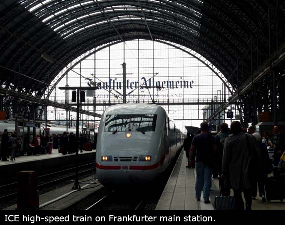 Jednotka ICE na frankfurtském hlavním nádraží.
