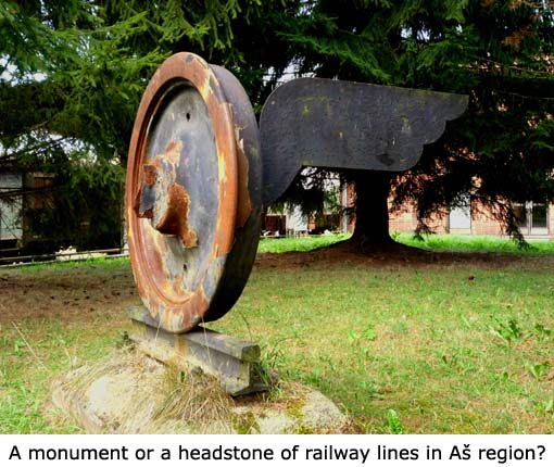 Příznačný stav pomníku železničních tratí na Ašsku.