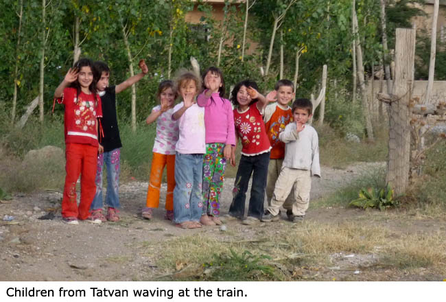 Děti z Tatvanu mávají na vlak.