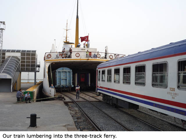 Náš vlak najíždí na trojkolejný trajekt.