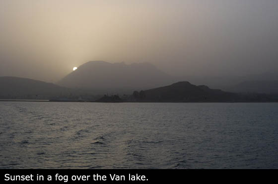 Západ jezera v mlze nad Vanským jezerem.