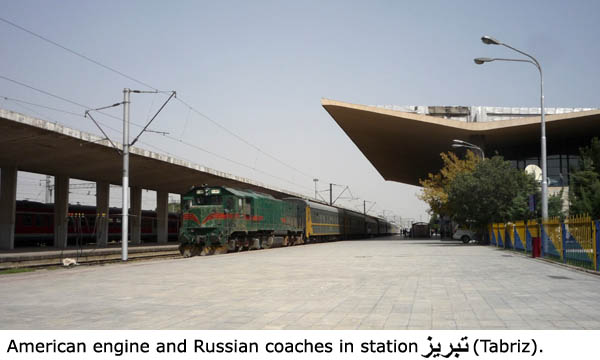 Americká lokomotiva a ruské vozy v Íránské stanici تبریز (Tabríz).