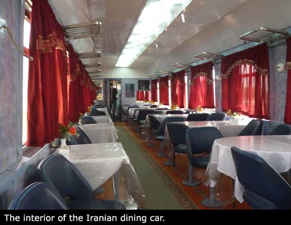 Interiér íránského jídelního vozu.